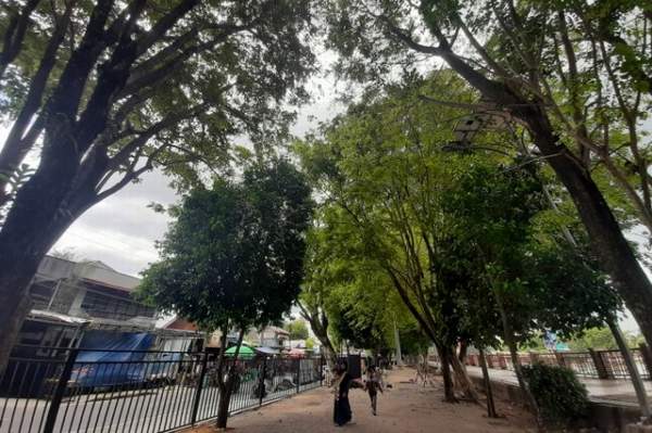 DIPAGAR BESI: Kondisi Siring Piere Tendean, kini. Pemasangan pagar untuk memudahkan pemeliharaan dan penataan kawasan. FOTO : WAHYU RAMADHAN/RADAR BANJARMASIN