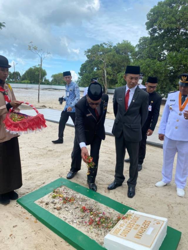 SEMANGAT: Sekda Pemkab Tanah Bumbu berziarah ke makam pahlawan di Mattone, Pagatan.