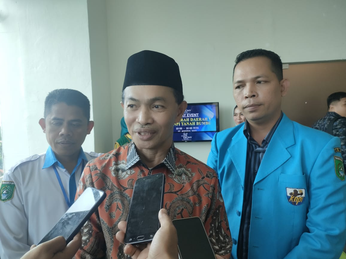 ORGANISASI: Sekda Pemkab Tanbu, Ambo Sakka saat memberikan keterangan kepada wartawan di sela Musda V KNPI Tanbu.