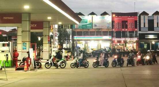 MENGANTRE: Pemandangan antrean pesepeda motor di SPBU Coco di Jalan Ahmad Yani km 34 Banjarbaru, dipotret kemarin (30/8) malam. FOTO: MUHAMMAD RIFANI/RADAR BANJARMASIN