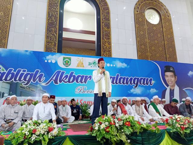 TAUSIAH : UAS (berdiri) saat menyampaikan tausiah di depan ribuan jemaah Masjid Al Akbar Balangan. : FOTO WAHYUDI RADAR BANJARMASIN.