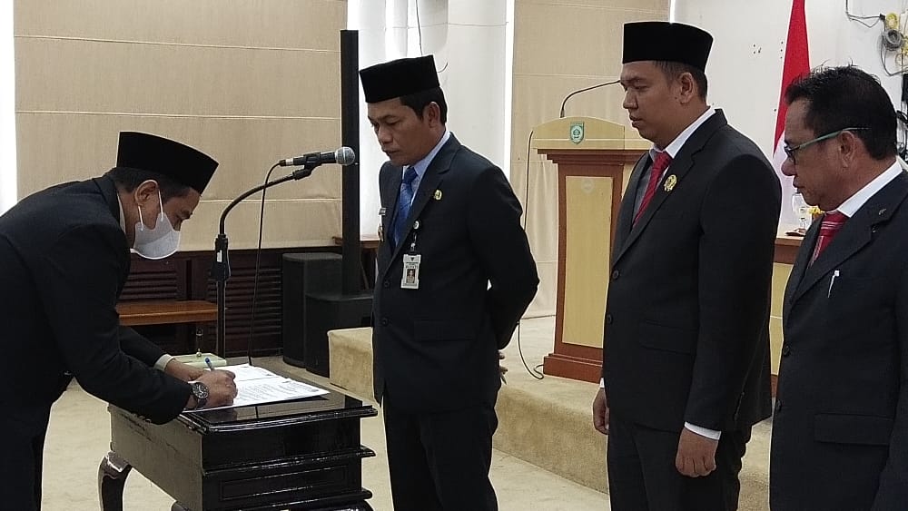 PELANTIKAN : Bupati Balangan, Abdul Hadi (tiga dari kanan) saat menyaksikan Direktur PDAM Balangan yang baru menandatangani berita acara pelantikan. : FOTO WAHYUDI RADAR BANJARMASIN.