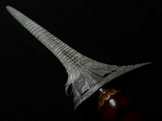 BURUAN KOLEKTOR: Gurat dan lekuk dari keris Sampana Carita. FOTO : WAHYU RAMADHAN/RADAR BANJARMASIN