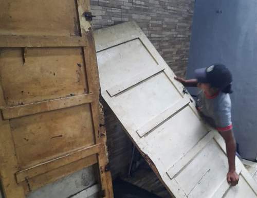 SELAMAT: Pintu, jendela dan kusen yang tersisa dari rumah Van der Pijl.