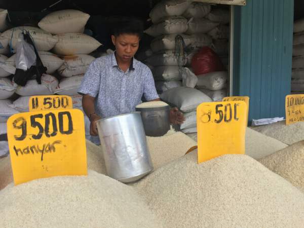 PASOKAN AMAN: Beras lokal Kalsel di pasaran Kota Banjarmasin tak mengalami kenaikan harga yang signifikan.