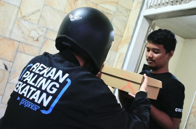 KURIR: Pngantar (memang tanpa huruf E), jasa kurir rintisan lokal di Kalsel turut merasakan dampak dari kenaikan harga BBM. FOTO: M RIFANI/RADAR BANJARMASIN