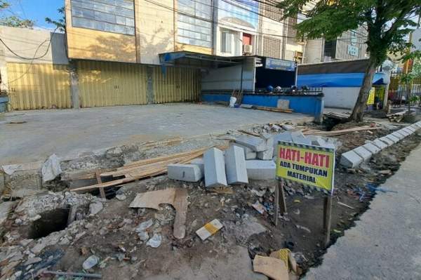 BERPROSES: Proyek pembenahan drainase di Kota Banjarmasin. Foto diambil di kawasan Jalan MT Haryono, Selasa (27/9) petang. FOTO: WAHYU RAMADHAN/RADAR BANJARMASIN