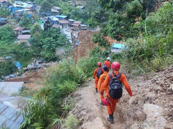 TIM PENYELAMAT: Tim SAR berjalan kaki menuju lokasi tambang emas tradisional di Kecamatan Sungai Durian Kabupaten Kotabaru.