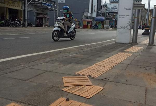 JANGAN TERULANG: Trotoar Sekumpul yang tampak tidak keruan dan menuai sorotan publik. foto di ambil awal juni lalu. FOTO: SUTRISNO/RADAR BANJARMASIN