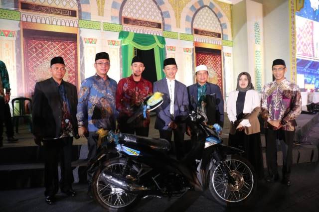 SUKSES: Sekda Pemkab Tanbu, Ambo Sakka, foto bersama para juara MTQ ke 18 di Kecamatan Angsana.