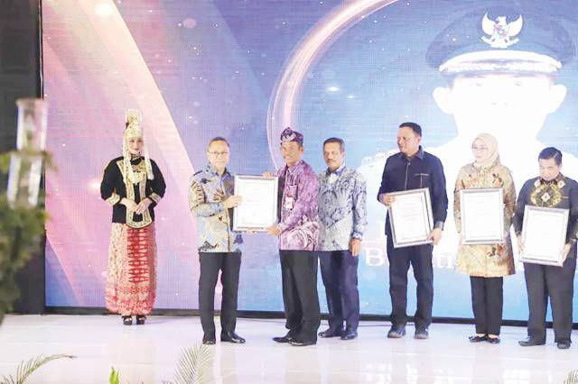 MEMBANGGAKAN: Bupati Tala HM Sukamta menerima penghargaan DTU dari Menteri Perdagangan RI H Zulkifli Hasan di Samarinda, Kaltim. | Foto: Prokopim For Radar Banjarmasin