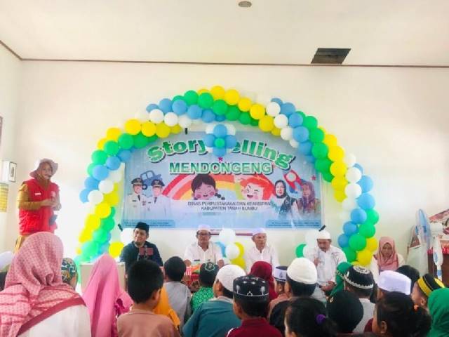 BERKELANJUTAN: Dispersip Tanah Bumbu menggelar kegiatan mendongeng, sebagai upaya menumbuhkan minat literasi anak-anak.