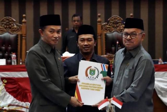 LEGISLASI: Sekda Pemkab Tanbu Ambo Sakka (kiri) bersama Ketua DPRD Supiansyah, saat rapat paripurna membahas dua Raperda.