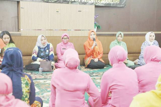 BERBAGI ILMU: Ketua GOW Tala Yati Oktoviana Abdi Rahman ketika membuka pertemuan rutin anggota GOW. | Foto : Prokopim For Radar Banjarmasin