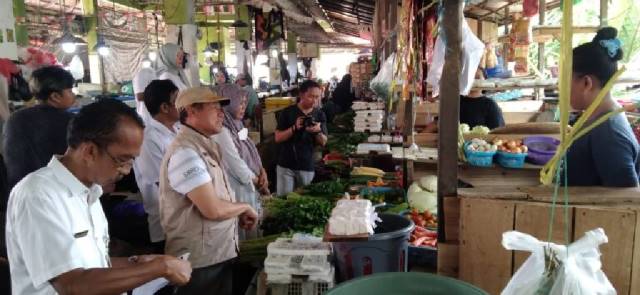 DAMPAK: Kepala Disdag Kalsel, Birhasani, didampingi Kabid Perdagangan dan Kemetrologian DKUMP2 Tanbu, Akhmad Heriansyah, memantau harga bapok di Pasar Raya Bumi Pangeran, Pagatan.