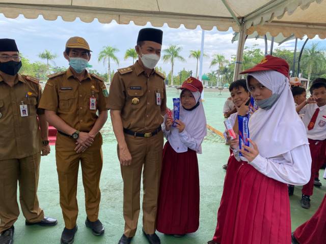 GENERASI SEHAT: Sekda Pemkab Tanbu, Ambo Sakka, memberi hadiah ke anak-anak sekolah dasar yang hadir memeriahkan kegiatan nasional bertajuk Sikat Gigi Bersama, Senin (12/9).