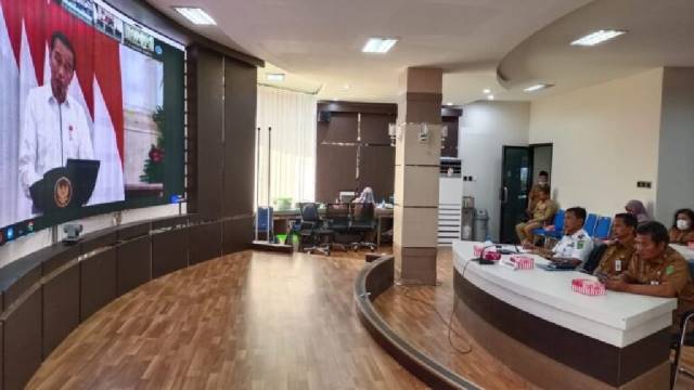 SOLUSI: Pemkab Tanah Bumbu mendengar arahan Presiden RI, Joko Widodo, terkait potensi inflasi di daerah akibat kebijakan pemerintah menaikkan harga BBM bersubsidi.