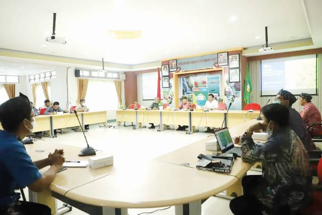 DIBANTU: Asisten Bidang Perekonomian dan Pembangunan Akhmad Hairin mewakili Bupati Tala HM Sukamta pada Rapat Audiensi Eksposing Kesatuan Hidrologis Gambut (KHG), Kamis (1/9). | Foto : PROKOPIM FOR RADAR BANJARMASIN