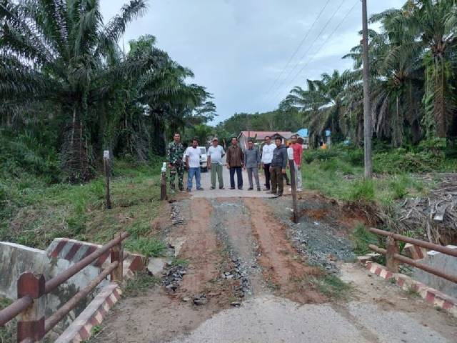 SEMENTARA: Perbaikan Jembatan di Desa Banjarsari yang, Kecamatan Angsana. Infrastruktur ini rusak akibat cuaca.
