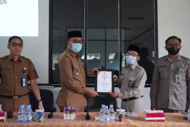 APRESIASI: Kepala Kanreg VIII BKN, A Darmuji, menyerahkan penghargaan kepada Pemkab Tanbu.