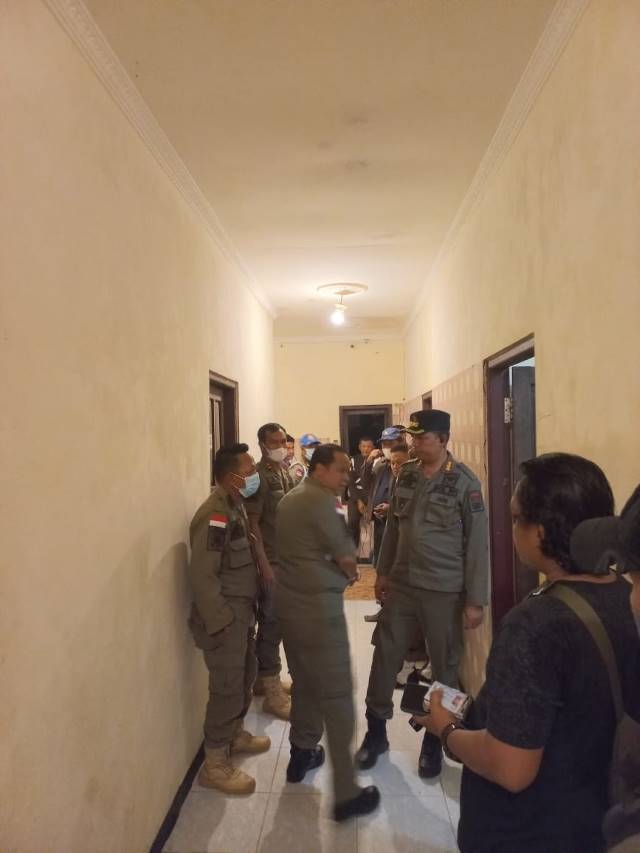 GENCAR: Jajaran Satpol PP dan Damkar Tanah Bumbu bersama Sub Denpom melakukan razia ke beberapa hotel di daerah ini, belum lama tadi.