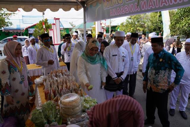PRODUK: Bazar menjadi salah satu magnet di acara MTQ yang digelar di Kecamatan Angsana, hingga 8 September 2022 mendatang.
