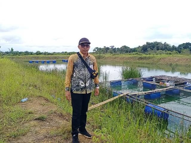 PELUANG: Kasi Pemerintahan Kecamatan Kusan Hulu, Joko Sundoro dan latar panorama alam. Pemerintah kecamatan terus berupaya menggali potensi desa.