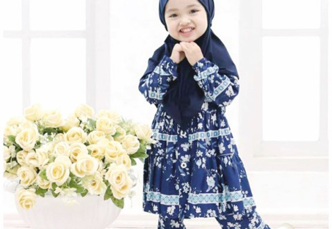 CANTIK: One set anak solusi berpakaian praktis tanpa ribet. FOTO:TIA/RADAR BANJARMASIN
