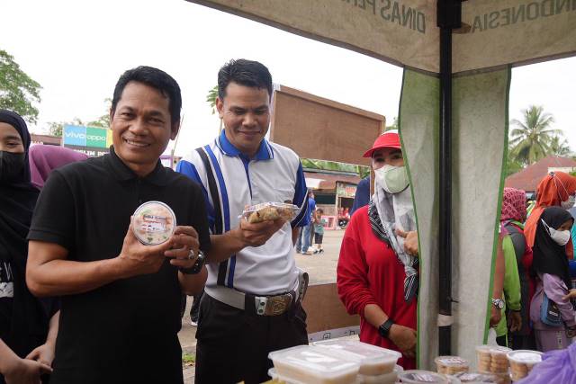 MENGHIBUR : Bupati Balangan, Abdul Hadi (kiri) saat memperlihatkan salah satu produk UMKM yang dijual saat F2D. : FOTO MC FOR RADAR BANJARMASIN.