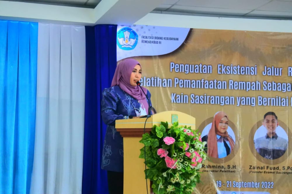 ARAHAN : Ketua Dekranasda Balangan, Sri Huriyati Hadi saat memberikan sambutan pada pelatihan pemanfaatan rempah sebagai pewarna alami kain sasirangan. : FOTO MC FOR RADAR BANJARMASIN.