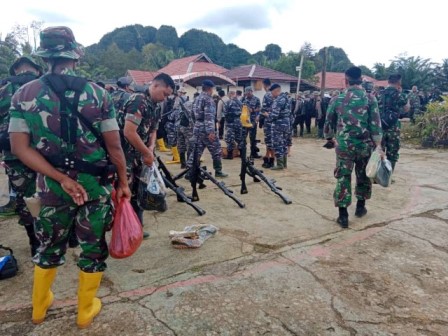 MISI: Persiapan 500 personel di Polsek Sungai Durian. Misi tim tabungan ini adalah menertibkan tambang emas ilegal di Gunung Kura Kura. FOTO:JUMAIN/RADAR BANJARMASIN