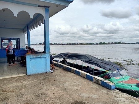 MENUNGGU PENUMPANG: Dermaga taksi speed boat di Pasar Marabahan, Kabupaten Barito Kuala. Sekarang, dalam sehari hanya ada satu kapal yang berangkat dari sini. FOTO: MUBARAK/RADAR BANJARMASIN
