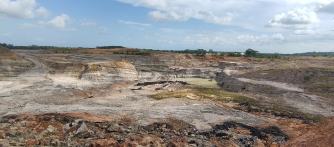 MENUNGGU REKLAMASI: Pemandangan lubang tambang ini terlihat dari tepi jalan nasional di Satui, Kabupaten Tanah Bumbu. FOTO: ZALYAN S ABDI/RADAR BANJARMASIN