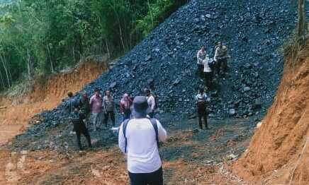 ILEGAL: Hasil sidak tim Tapem HST menemukan emas hitam di Desa Nateh, Kecamatan Batang Alai Timur yang dikeruk penambang liar, Rabu (12/10) lalu.