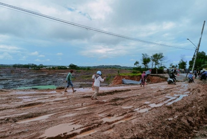 LENYAP: Ini bukan jalan. Ini sebenarnya tanah pekarangan rumah warga. Karena jalan nasional di kilometer 171 itu sudah habis ditelan lubang tambang. FOTO: AGUS RISMA FOR RADAR BANJARMASIN
