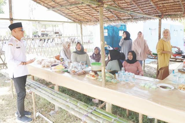 GRATIS: Sekda Tala H Dahnial Kifli mengunjungi warung gratis yang dibuat untuk memeriahkan gelar MTQ Nasional ke-29 di Kiram Park. | Foto: Prokopim For Radar Banjarmasin