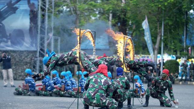 MENEGANGKAN: Aksi prajurit TNI di lapangan Murjani Banjarbaru dalam momentum HUT TNI ke-77 kemarin (5/9)