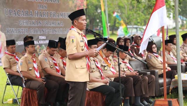 DIGUYUR HUJAN : Bupati Tala HM Sukamta menghadiri acara Peringatan ke-61 Hari Pramuka dan Pembukaan Pesta Siaga Kencana Tingkat Kwarcab, Minggu (16/10). Bertempat di Ruang Terbuka Hijau (RTH) Kijang Mas Permai Pelaihari. | Foto : Prokopim For Radar Banjar