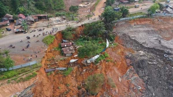 NYARIS PUTUS: Pemandangan jalan nasional di Kabupaten Tanah Bumbu yang nyaris terputus. Longsor manen untuk jalan di Kecamatan Satui tersebut. dipicu oleh aktivitas penambangan, tak jauh dari tepi jalan.