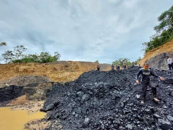 EMAS HITAM: Tim gabungan saat menutup lokasi tambang liar di Desa Nateh, Hulu Sungai Tengah. FOTO : JAMALUDDIN/RADAR BANJARMASIN