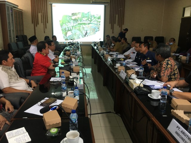 RAPAT DENGAR PENDAPAT: Komisi III DPRD Kalsel memanggil dua perusahaan tambang yang beroperasi di dekat KM 171, Kabupaten Tanah Bumbu. FOTO : M OSCAR FRABY/RADAR BANJARMASIN