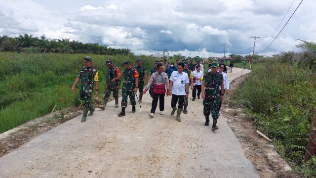 PENINJAUAN : Bupati Balangan, Abdul Hadi (dua dari kanan) bersama rombongan tim Wasev saat meninjau lokasi TMMD. : FOTO MC FOR RADAR BANJARMASIN.