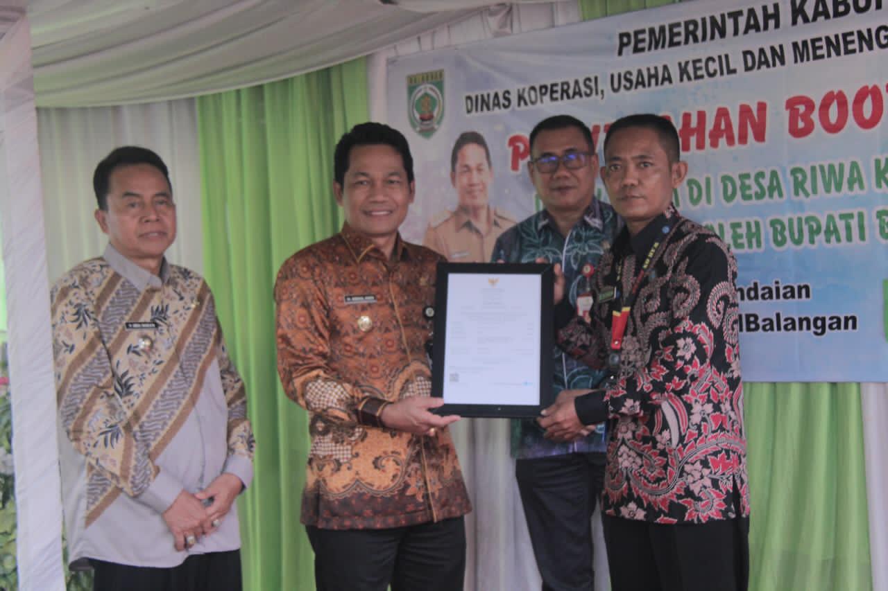 BANTUAN : Bupati Balangan, Abdul Hadi (dua dari kiri) saat secara simbolis menyerahkan both container kepada salah satu pelaku UMKM. : FOTO MC FOR RADAR BANJARMASIN.