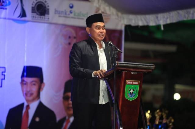 LEBIH RAMAI: Bupati Tanbu, HM Zairullah Azhar, menyampaikan sambutan saat Fashion Show Muslimah.