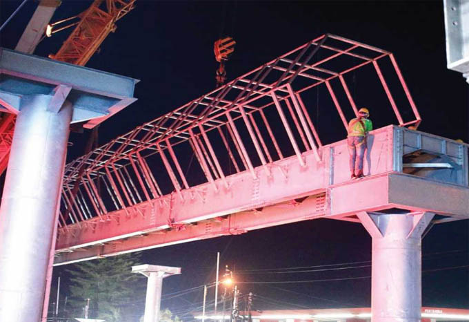 MOMEN MENDEBARKAN: Setelah memakan waktu kurang lebih satu jam, bagian material bentang utama dari Jembatan Penyeberangan Orang (JPO) di Jalan A Yani Km 34 Banjarbaru berhasil terangkat dan terpasang di tiang pondasi utama pada Senin (31/10) sekira pukul