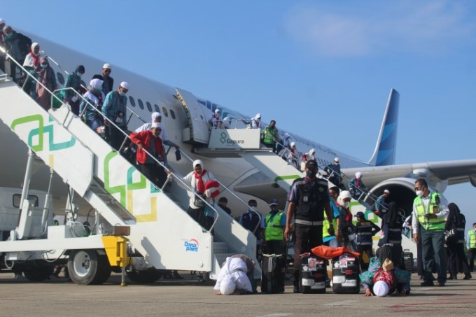 PULANG HAJI: Jemaah haji turun dari pesawat di Bandara Syamsudin Noor, beberapa waktu lalu. FOTO : SUTRISNO/RADAR BANJARMASIN