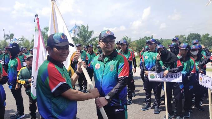 CAPAI TARGET : Kontingen Kabupaten Balangan saat dilepas Bupati Balangan, Abdul Hadi (kiri) menuju Porprov Kalsel ke-XI di Kabupaten HSS. : FOTO WAHYUDI RADAR BANJARMASIN.