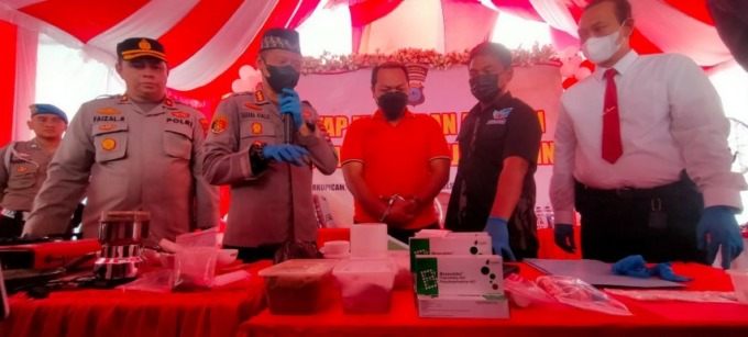 DIBONGKAR: Produksi ineks rumahan di Sungai Andai digerebek Polsek Barat. Pembuatnya sopir ojol. FOTO: maulana