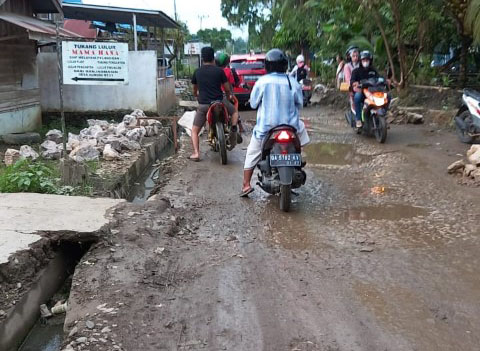 Jalan di Desa Bungin yang rusak semenjak dijadikan jalur alternatif.