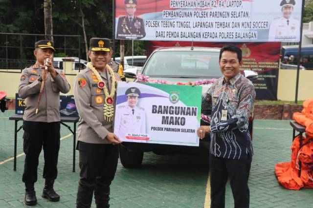 HIBAH : Bupati Balangan, Abdul Hadi (kanan) saat menyerahkan bantuan kepada Polres Balangan yang diterima langsung oleh Kapolda Kalsel. : FOTO WAHYUDI RADAR BANJARMASIN.
